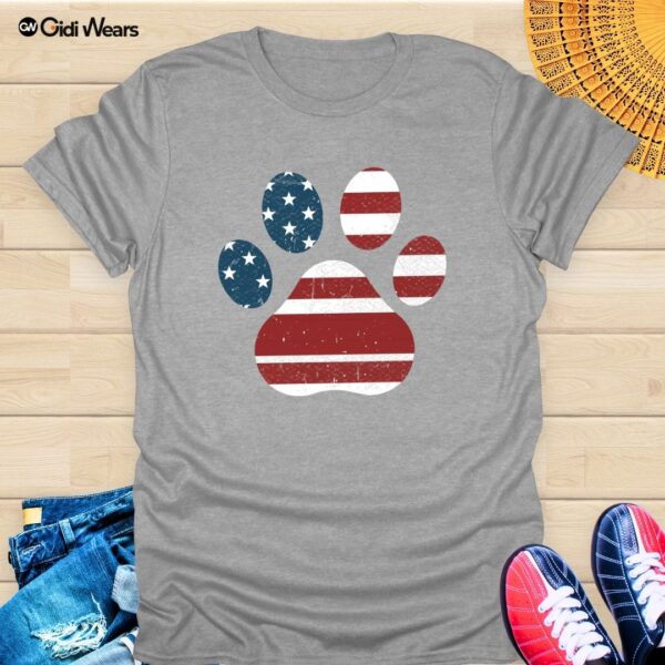 Patriotic Dog Paw T-Shirt – American Flag Design for Proud Dog Lovers